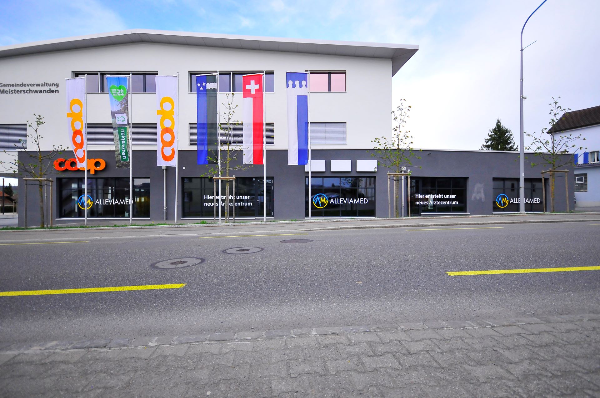 Schaufenster Alleviamed Ärztezentrum Beschriftung